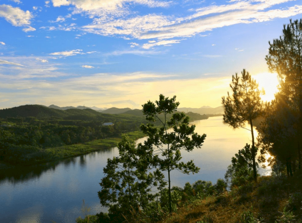 From Vong Canh Hill, you have the perfect view of the Perfume River flowing peacefully below